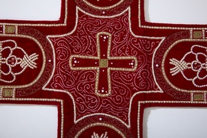 Красный шитье жемчугом